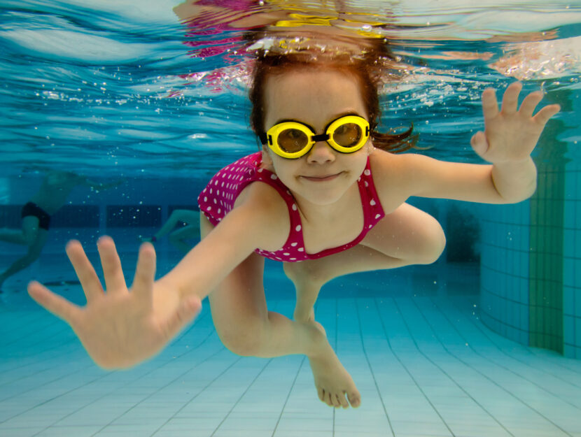 Bambina in piscina