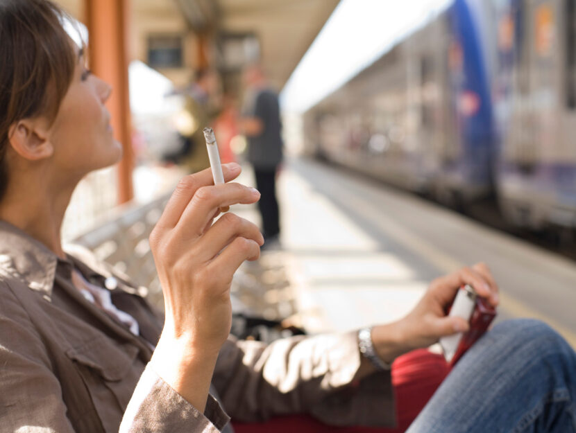 Donna fuma strazione treno