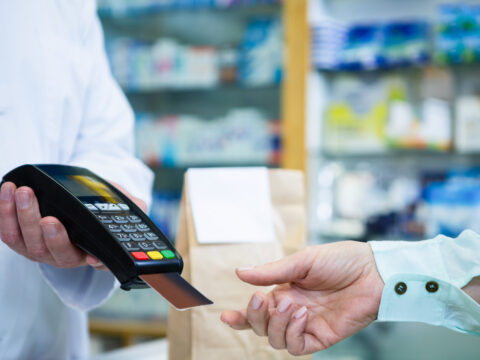 Spese sanitarie e farmaci: contanti o carta di credito?