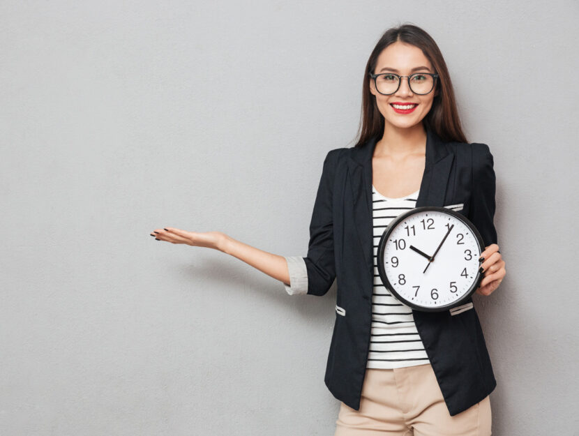 Ragazza orologio in mano