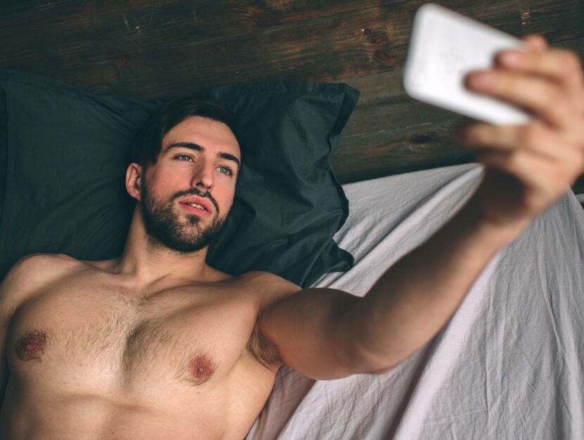 Uomo letto selfie