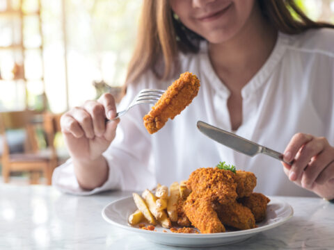 Carta forno nella friggitrice ad aria, si può mettere oppure no? Ecco la  risposta