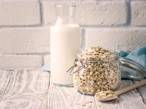 Avena a colazione (e non solo): tutto su fiocchi, farina, latte e crusca