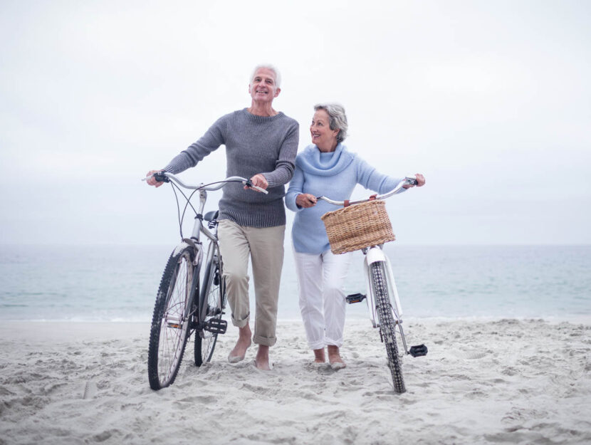 Coppia anziani mare bici