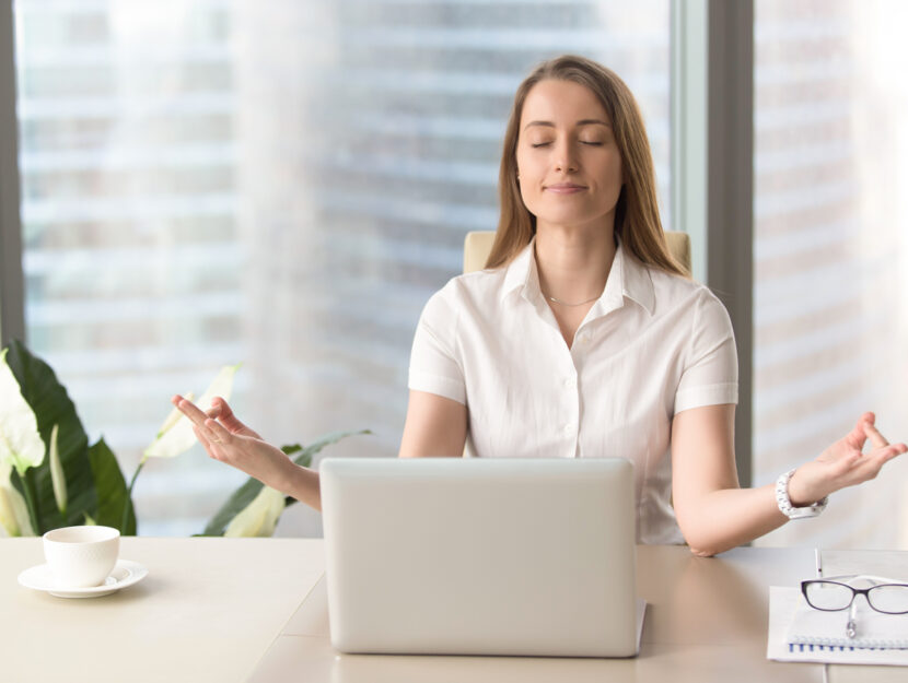 Donna meditazione ufficio