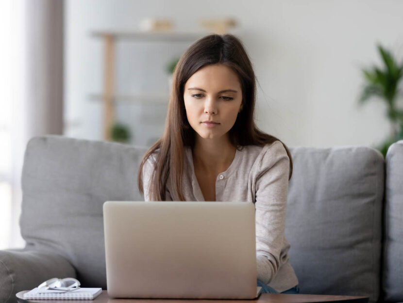 Ragazza computer divano casa