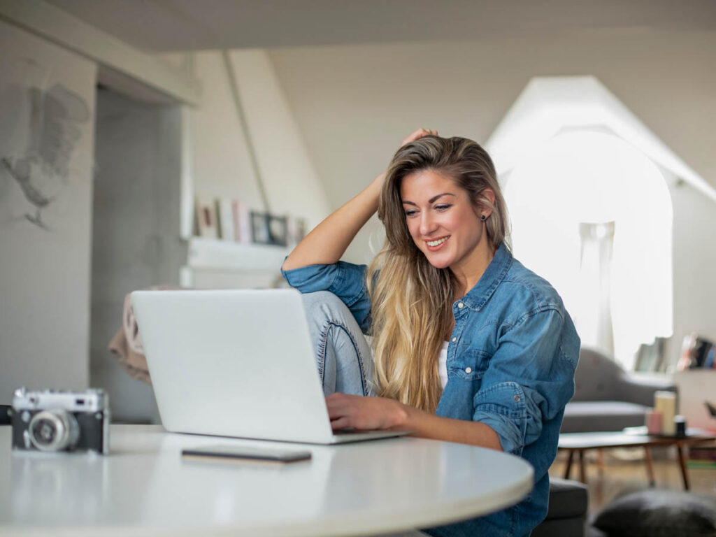 Ragazza lavoro casa computer