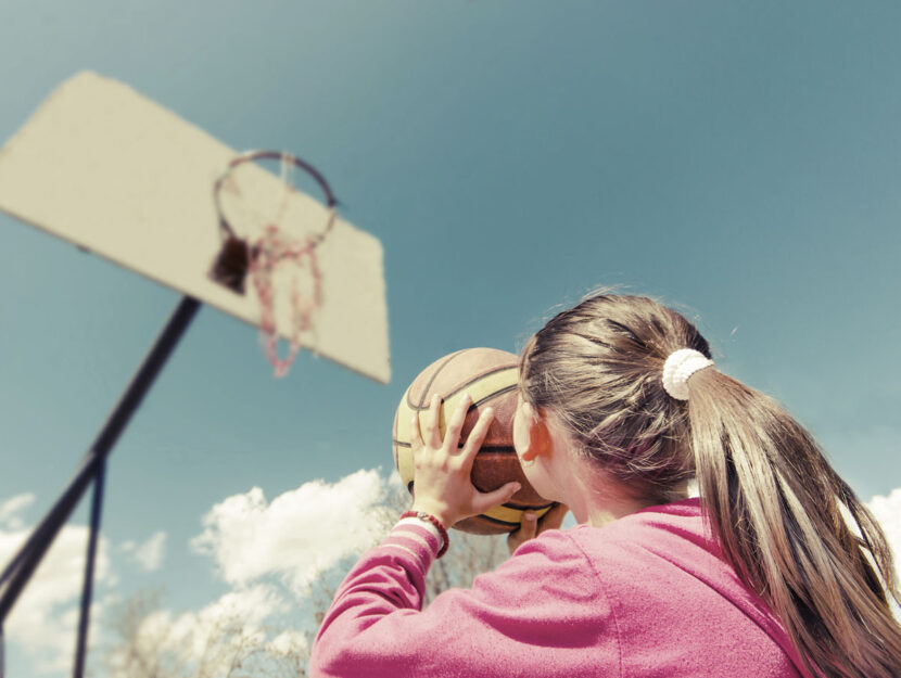 Ragazzina basket canestro