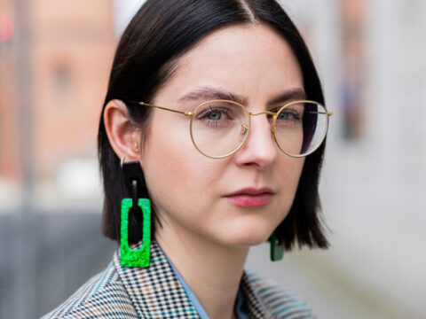 Occhiali da vista e orecchini: come mixarli con stile per look vincenti