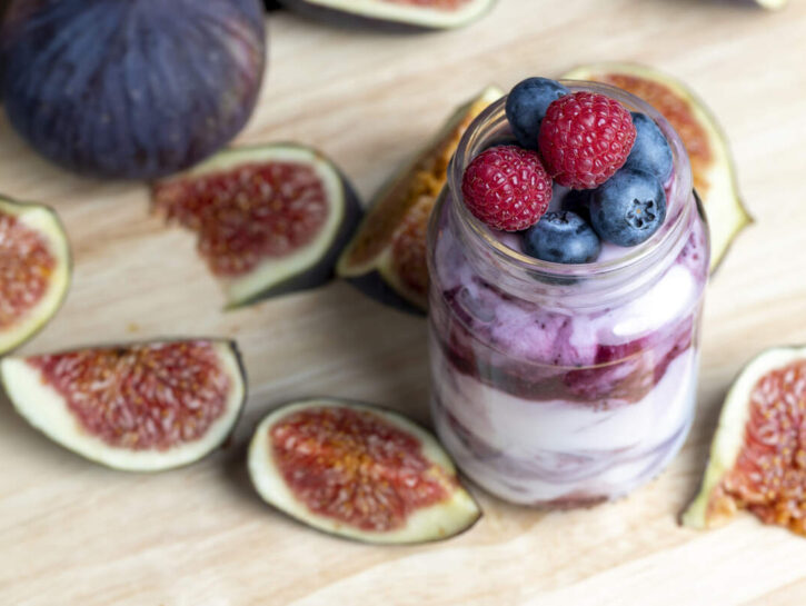 Biancomangiare con more, fichi e uva: un dolce fresco ed elegante