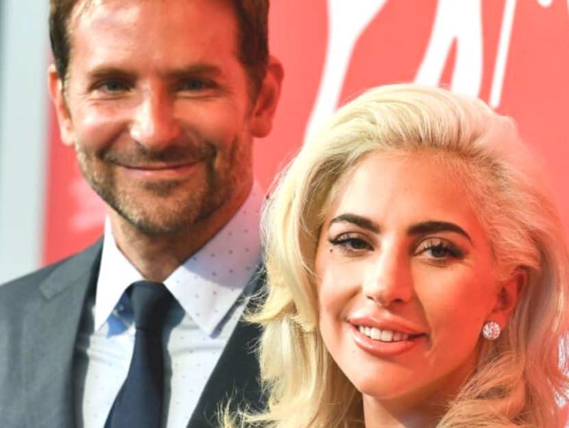 Bradley Cooper e Lady Gaga sorridenti