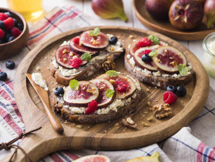 Bruschette dolci con fichi e lamponi: il dessert fresco dell'estate