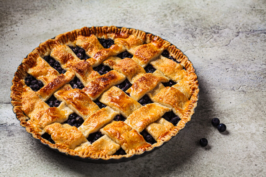 Crostata di mele e mirtilli su teglia
