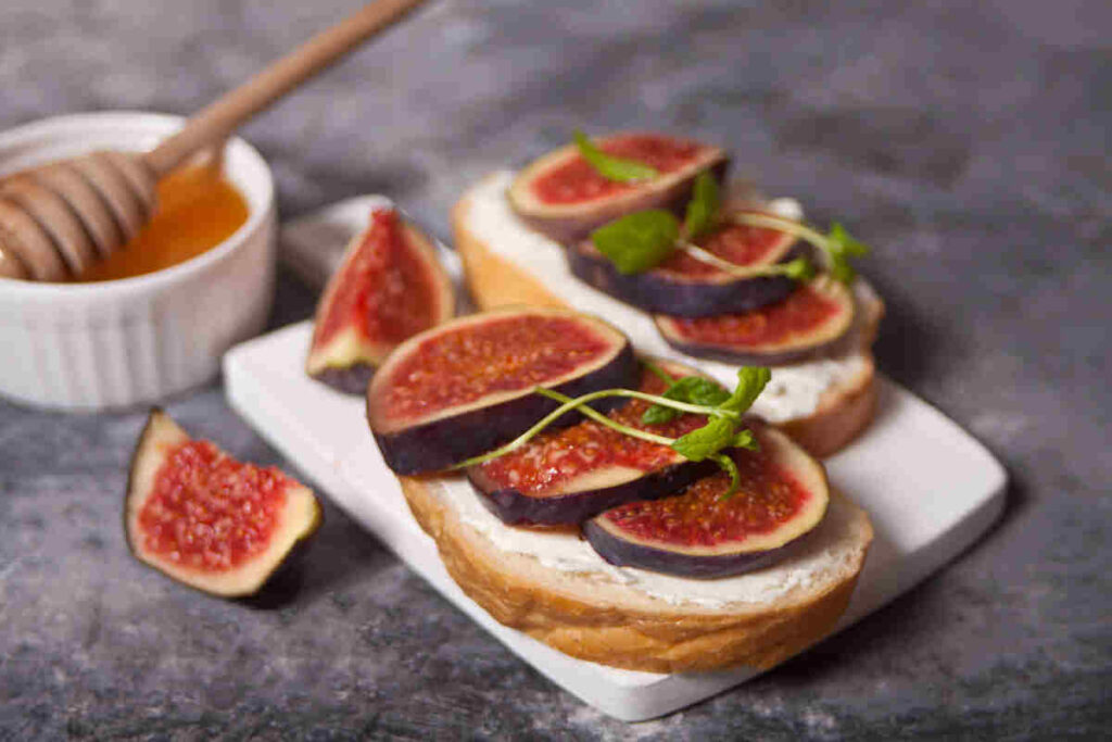 toast con fette di fichi