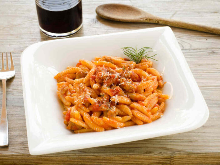 Garganelli ai pomodori secchi e olive nere: la ricetta della cucina mediterranea