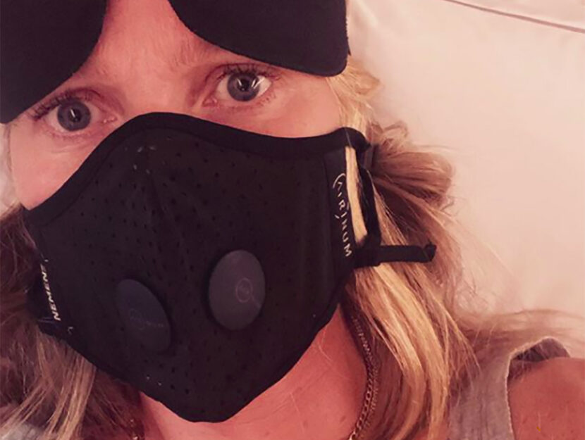 Gwyneth Paltrow su Instagram con una mascherina Airinum, che costa tra i 69 e i 99 dollari ed è ora