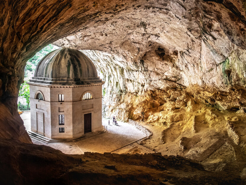 Tempietto del Valadier Genga Ancona Frasassi Marche