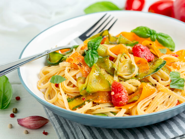 Linguine con bottarga e verdure fresche: un primo estivo dal sapore di mare
