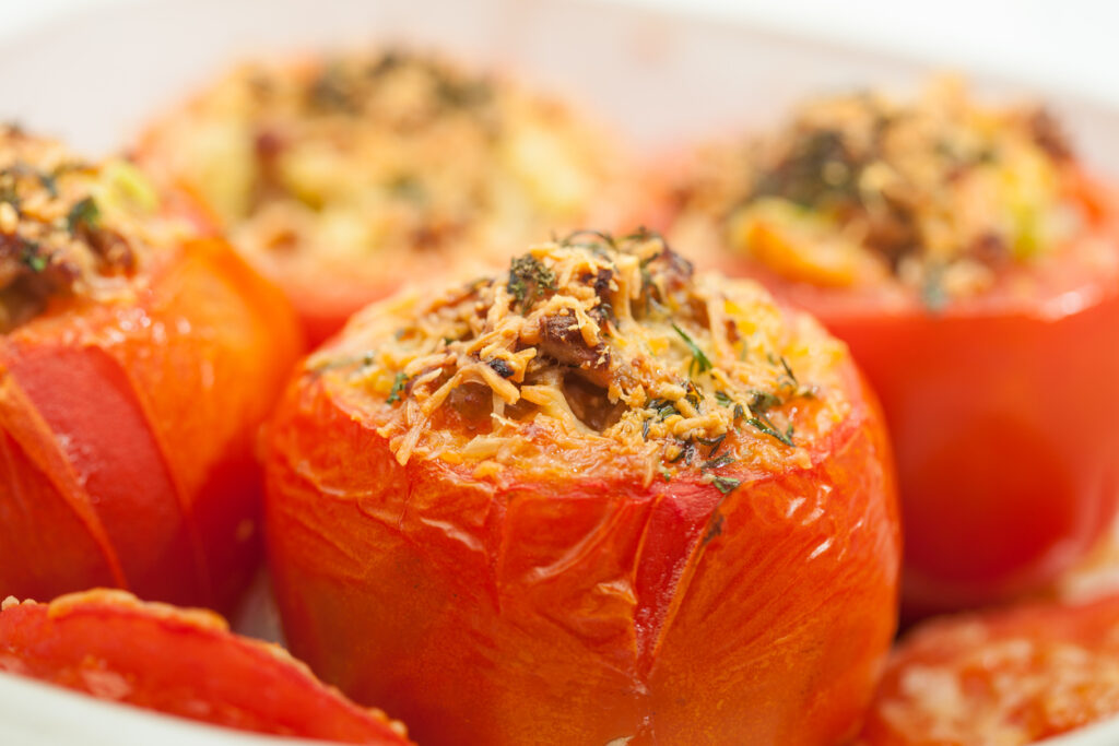 Pomodoro ripieno in primo piano