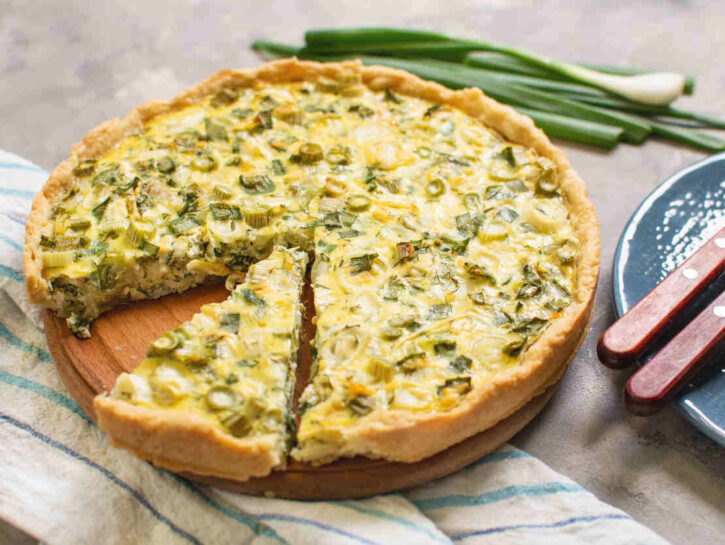 Quiche porri e speck: la torta salata cremosa e facile