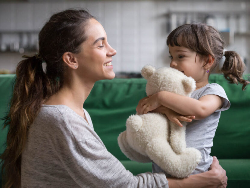 Ragazza bimba cucina divano