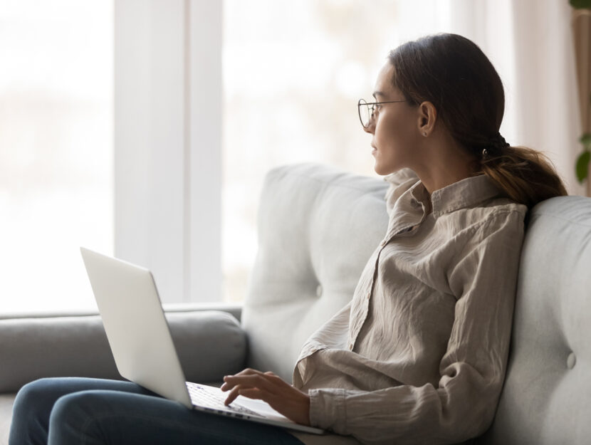 Ragazza computer divano casa