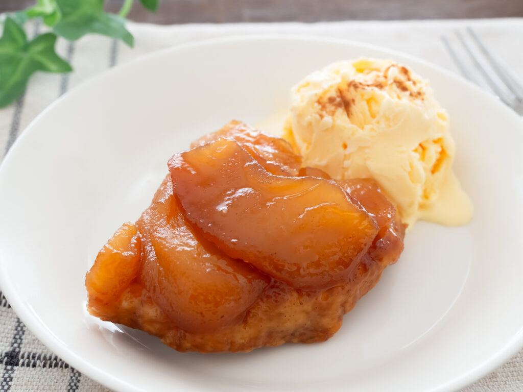 Tarte tatin alle pere con pallina di gelato
