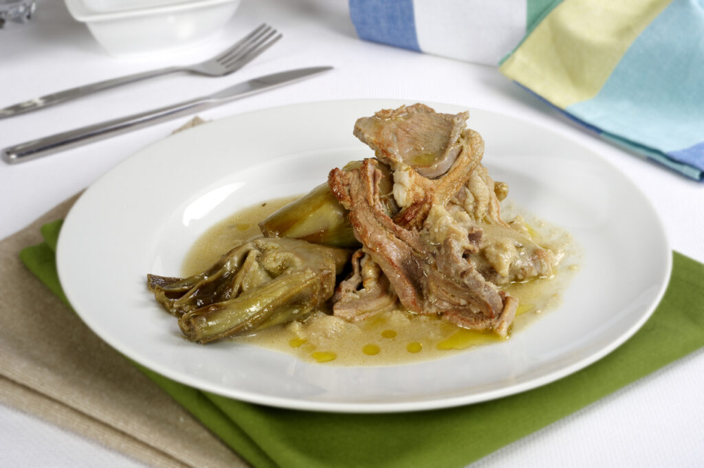 Piatto di carne con carciofi