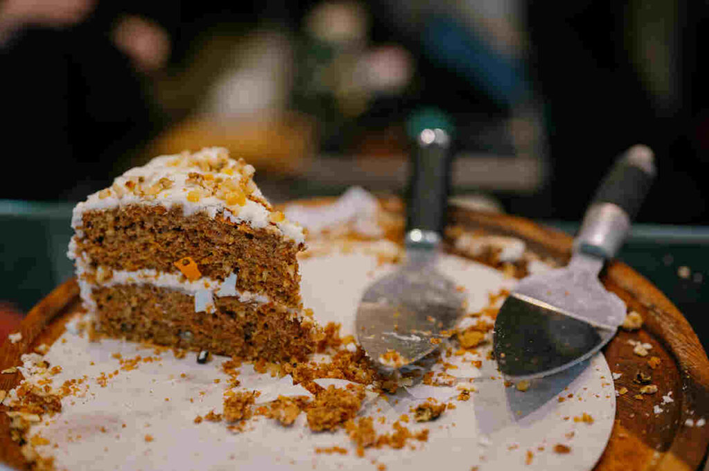 Una fetta di torta di carote su un piatto da portata