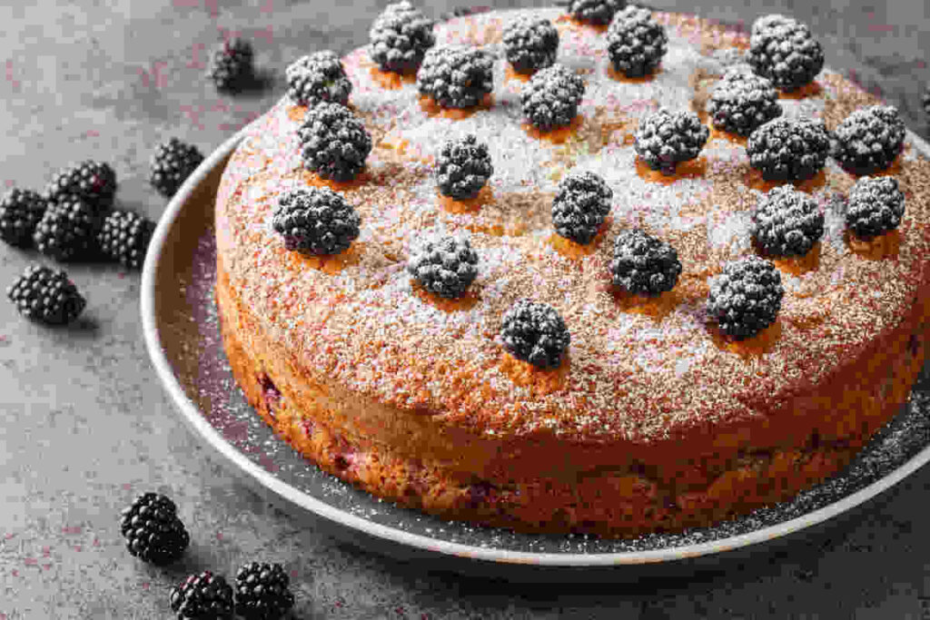 torta soffice con more e zucchero a velo