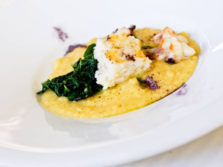 Baccalà alla ligure: in salsa di capperi e acciughe con polenta