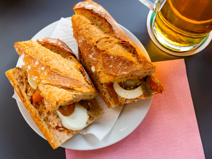 Baguette con mozzarella, agretti e alici
