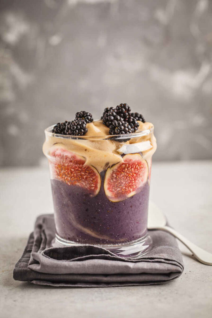 barattolo di vetro con dessert a base di yougurt fichi e lamponi
