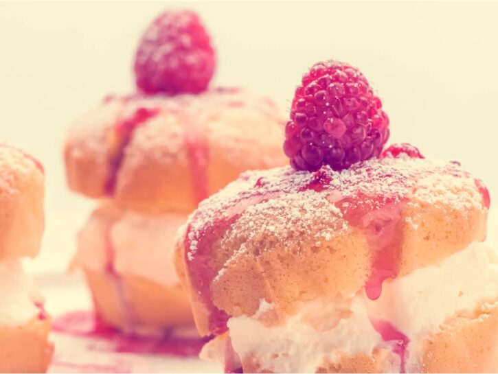 Bigné al gelato con salsa di lamponi: dessert fresco in 30 minuti
