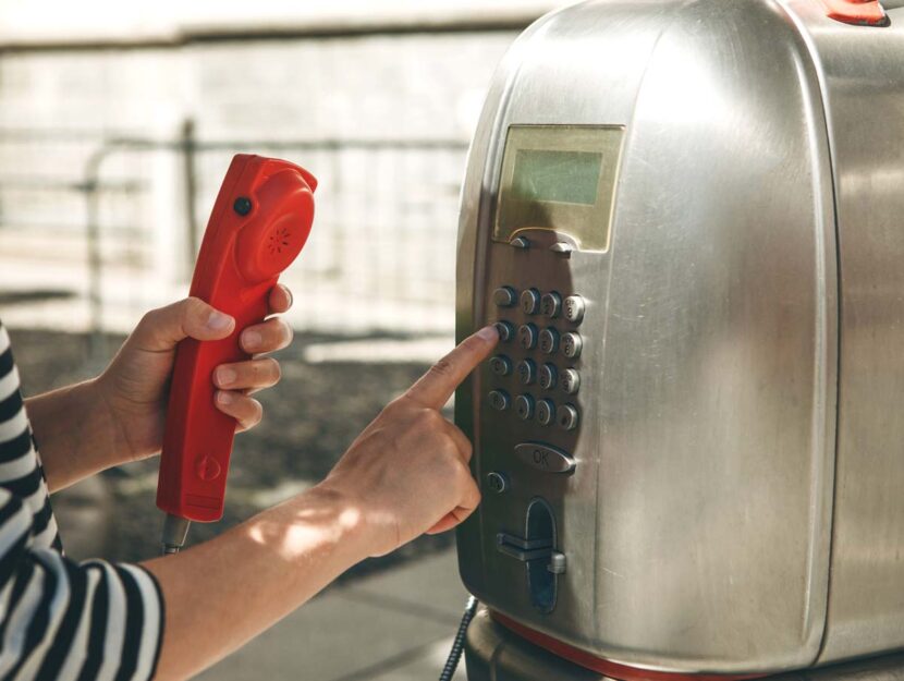 cabina telefonica donna