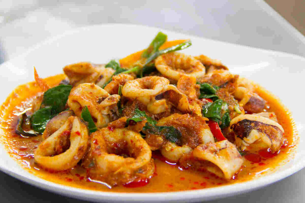 Piatto di calamari con sugo di pomodoro e basilico