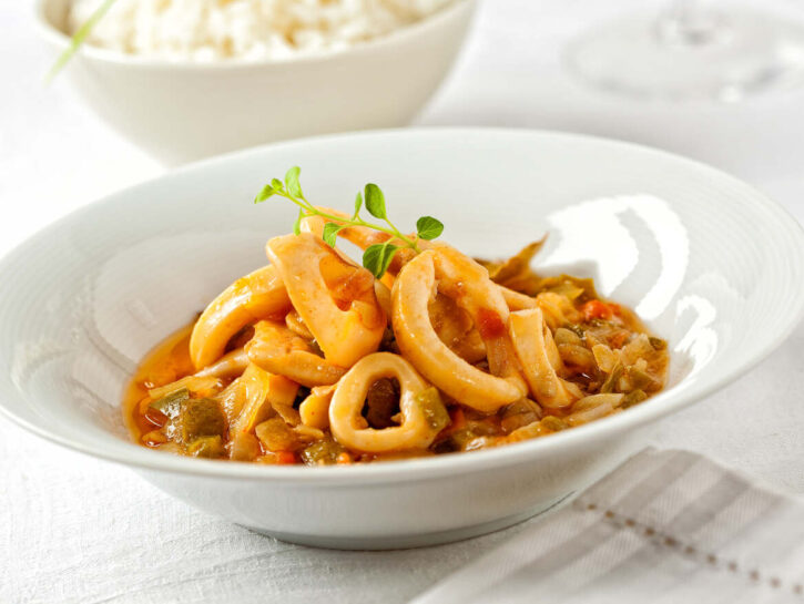 Calamaretti stufati alla napoletana con olive e pinoli