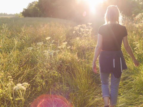 Camminare è come meditare: ecco come praticare la camminata consapevole