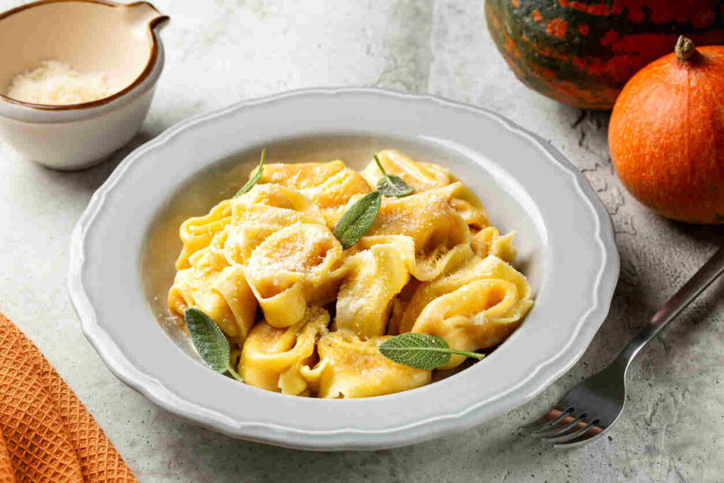 ravioli cappellacci in bianco con parmigiano