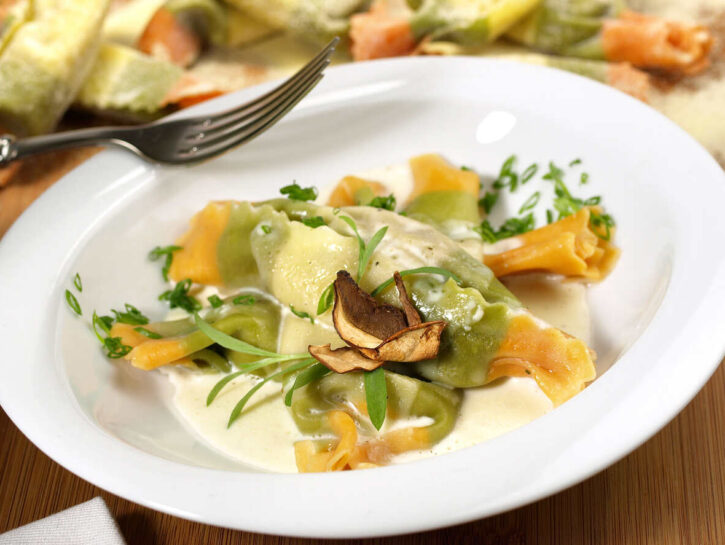 Cappellacci di zucca fatti in casa con crema di piselli