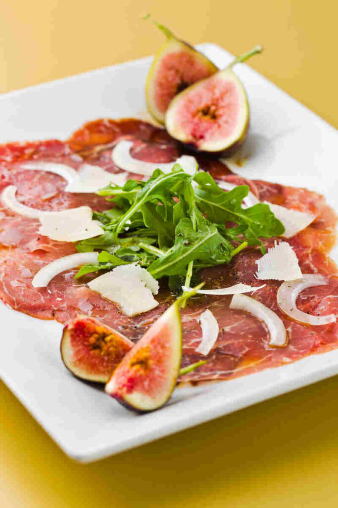 carpaccio con fichi e rucola in piatto