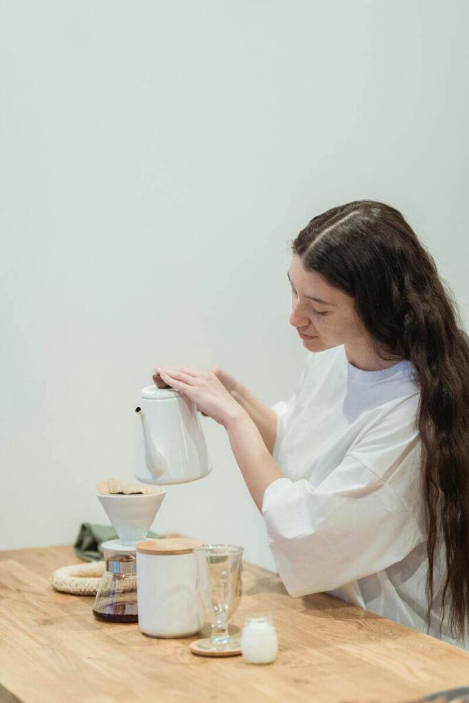 Donna che si versa tè in tazza