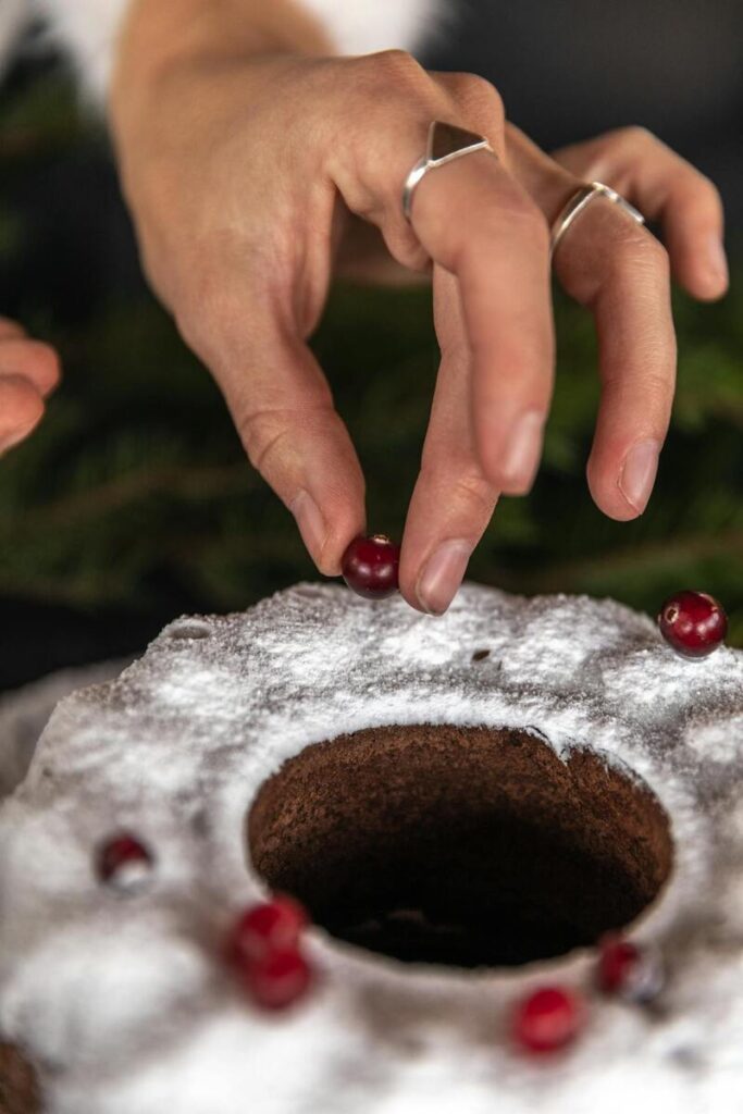 signo mette i cranberries sulla torta