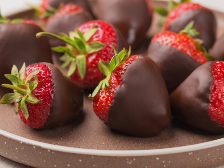 Fragole al cioccolato fondente: il dolce elegante in 10 minuti