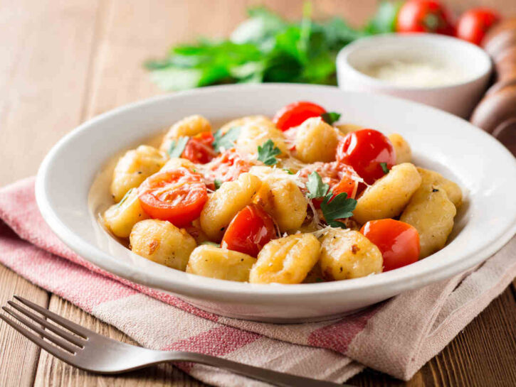 Gnocchetti sardi con peperoni arrostiti e acciughe
