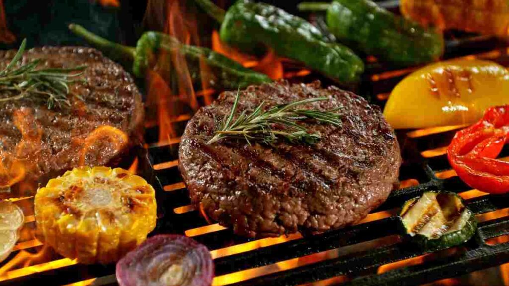 hamburger e verdure sulla brace a cuocere