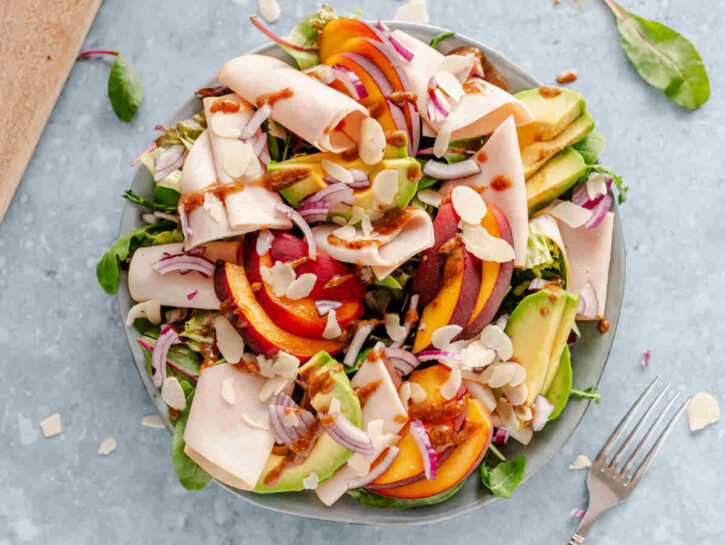 Insalata di pollo e pesche alle mandorle: fresca e leggera