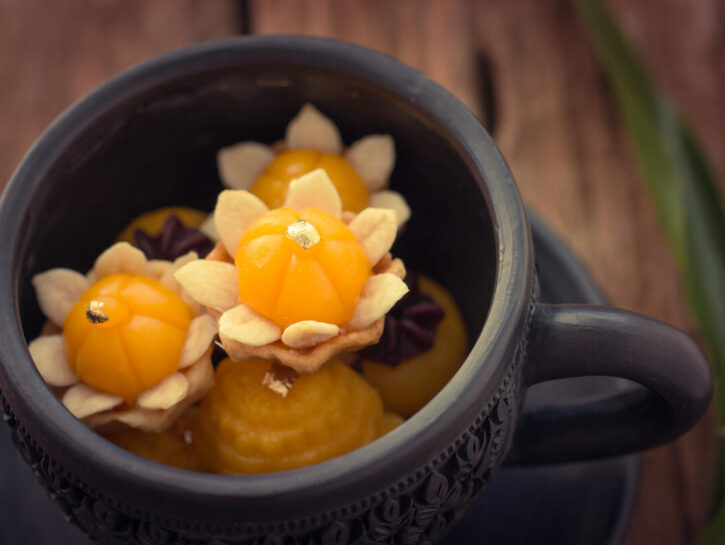 Budini al tè earl grey e nespole: dessert delicato e raffinato