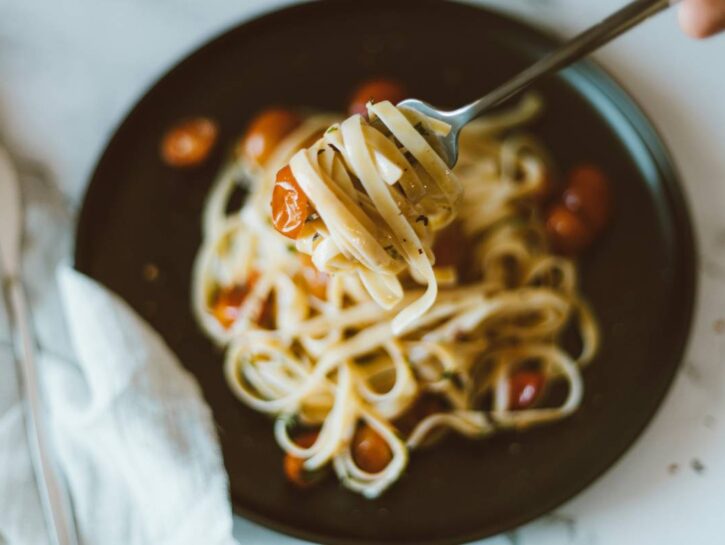 Linguine con pesto di pomodorini secchi, melanzane e caciocavallo