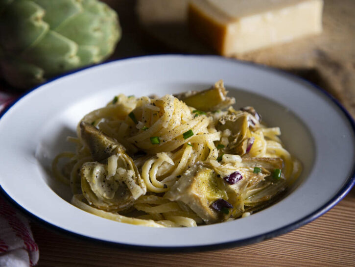 Linguine ai carciofi, olive e acciughe: ricetta facile e saporita
